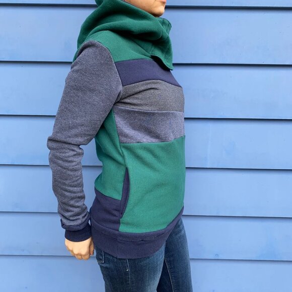 Tide Pool Upcycled Hoodie with Pockets Sweatshirt One-Of-A-Kind MungoCrafts - Picture 4 of 5